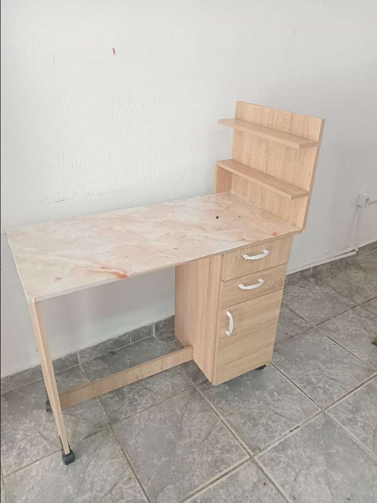 Table ongleri ..2 chaises ..une grande chaise miroir