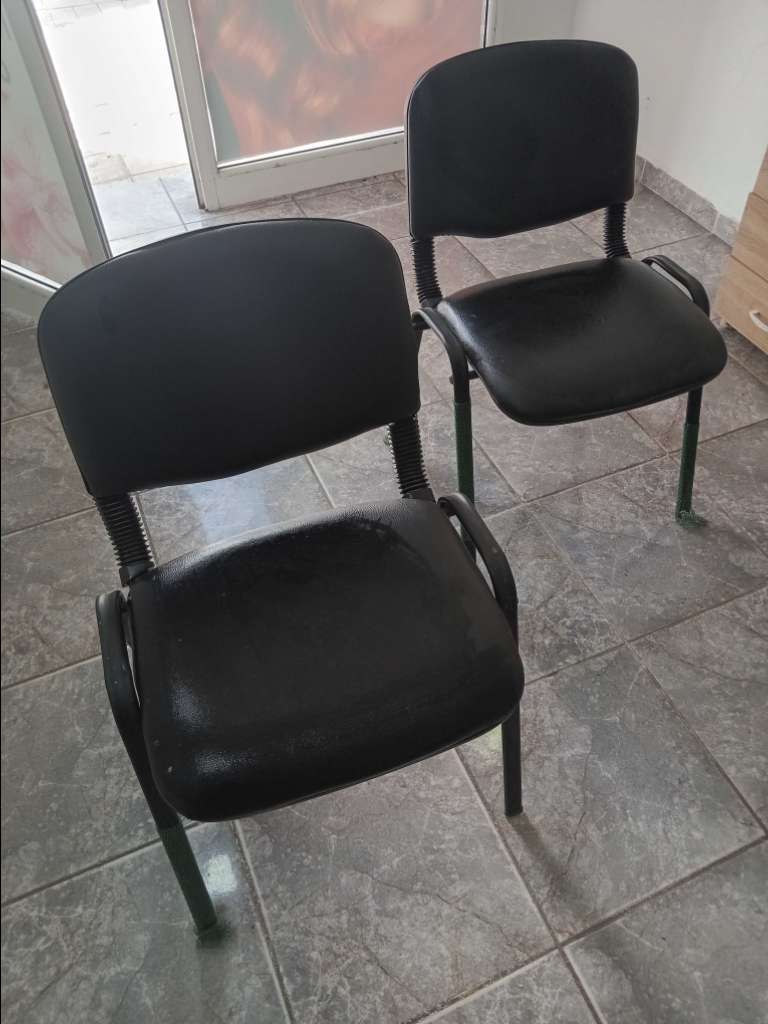 Table ongleri ..2 chaises ..une grande chaise miroir