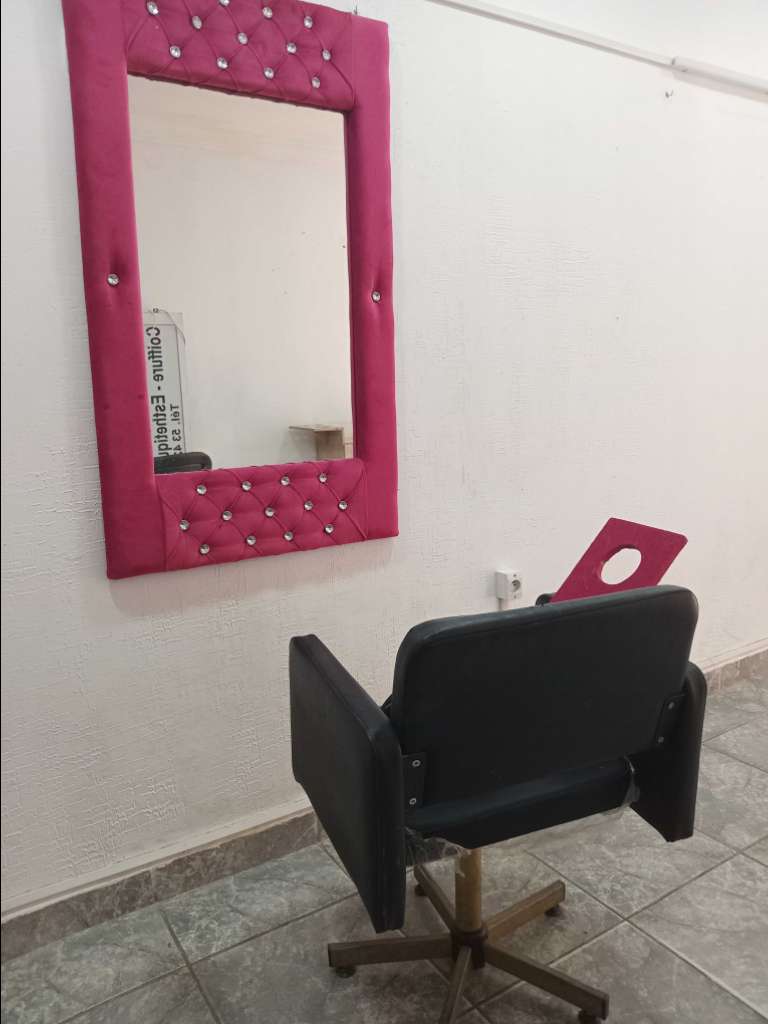 Table ongleri ..2 chaises ..une grande chaise miroir