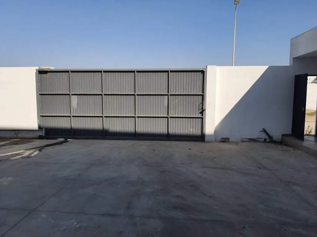 À louer : Local industriel 500 m² avec open space administratif et cour extérieure – ZI El Mghira