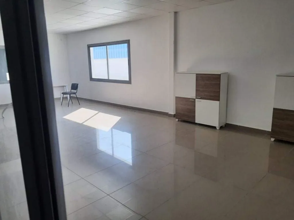 À louer : Local industriel 500 m² avec open space administratif et cour extérieure – ZI El Mghira