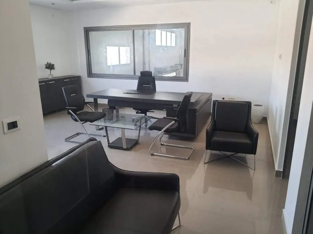 À louer : Local industriel 500 m² avec open space administratif et cour extérieure – ZI El Mghira