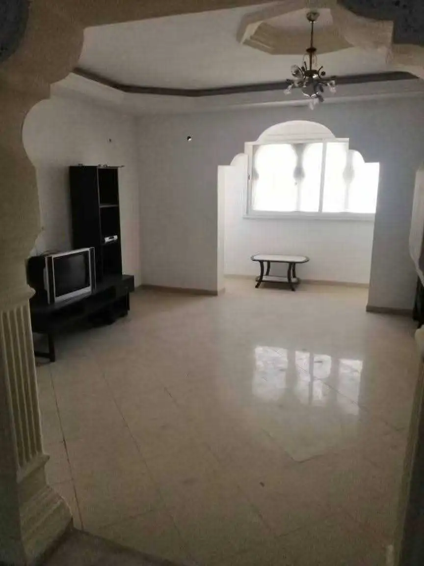 À vendre : Maison à Hammam Sousse, Cleopâtre, Côté Mer 🌊🏡

Référence : R028 - photo 6