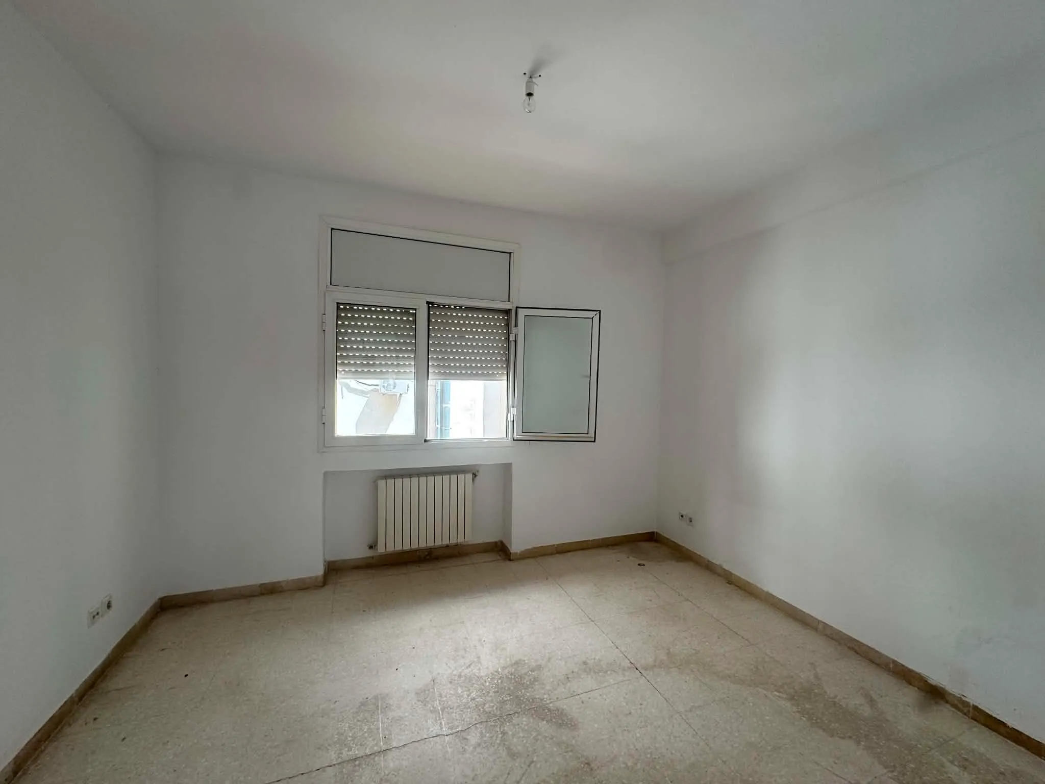 un appartement s+2 au 3éme étage(doubles ascenseurs) a louer a ennacer 2 prés de zen