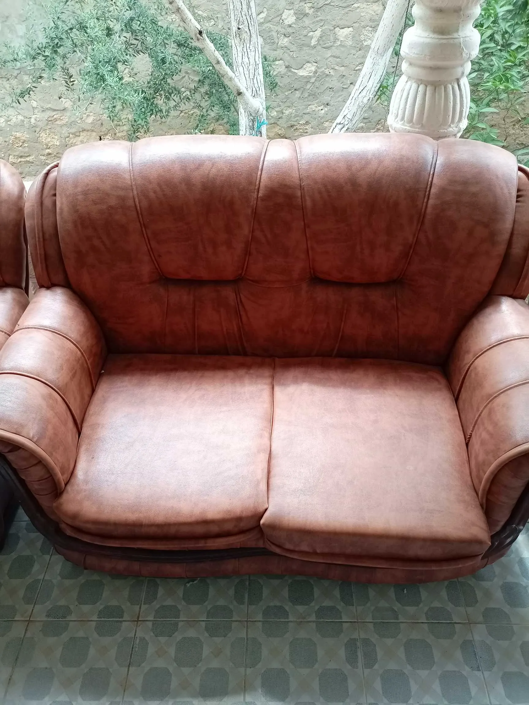 des fauteuils cuir à 700 dinars avec la table 