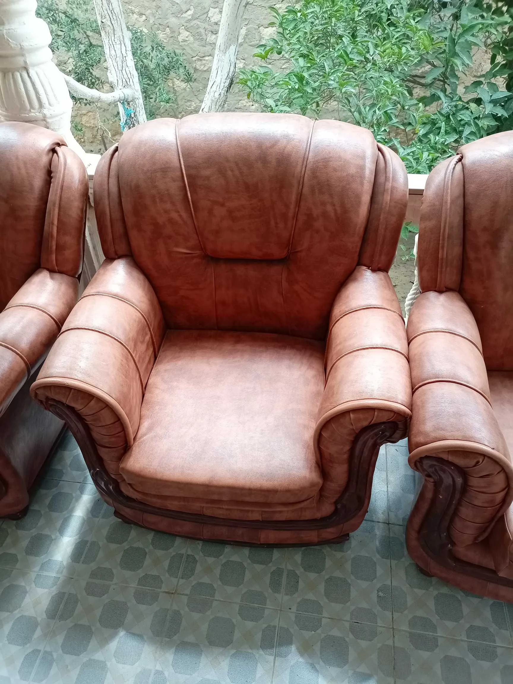des fauteuils cuir à 700 dinars avec la table 