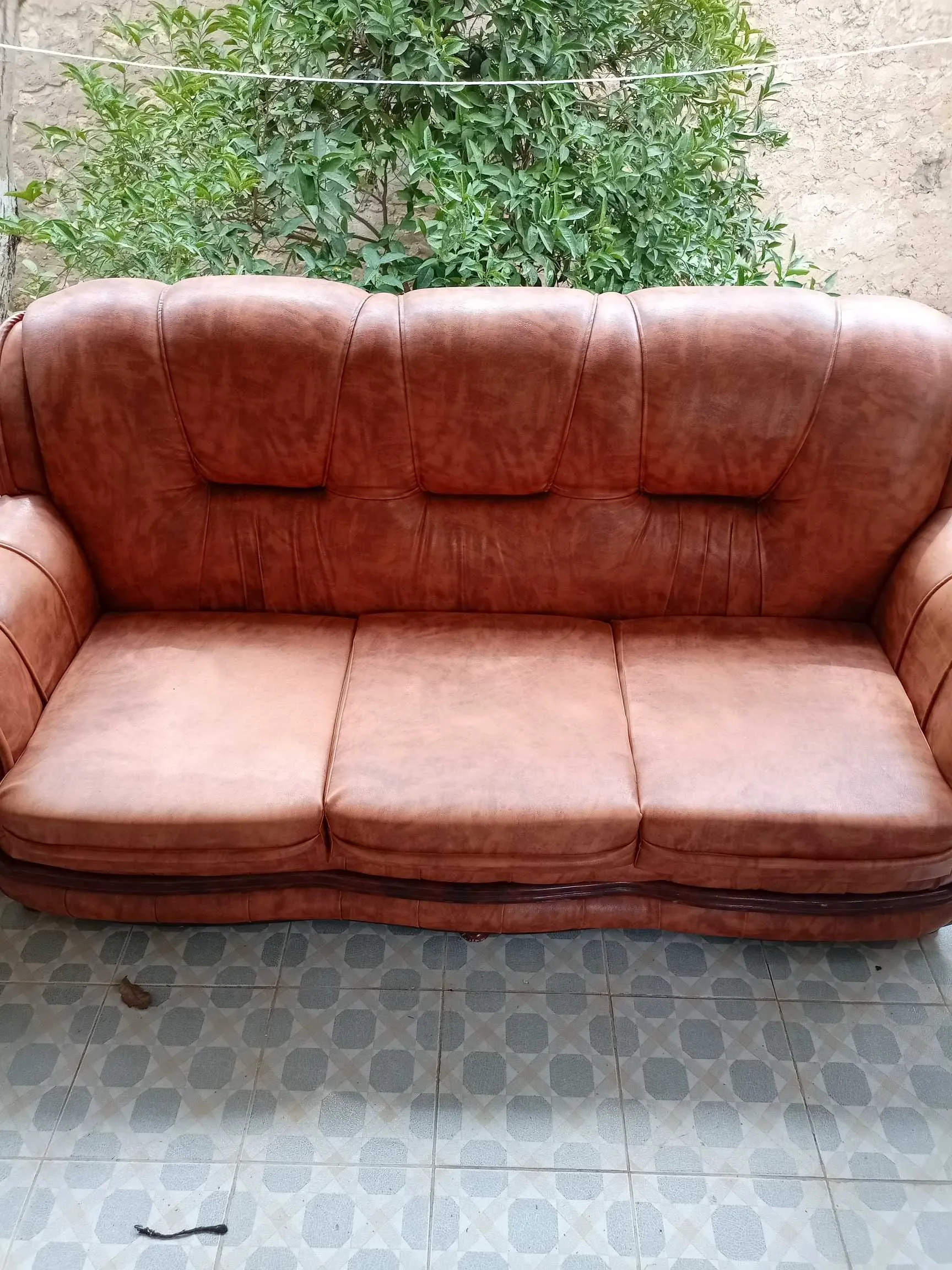 des fauteuils cuir à 700 dinars avec la table 