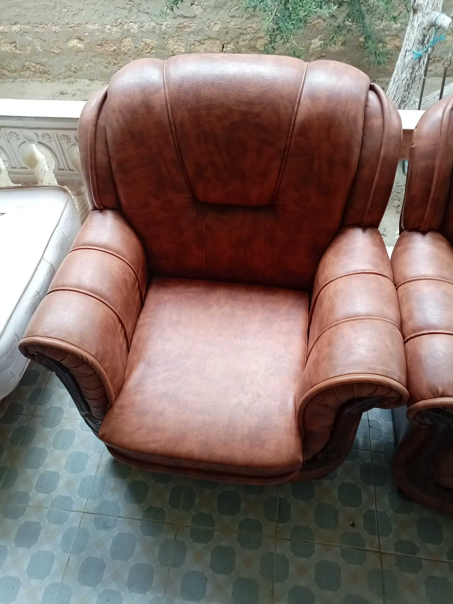 des fauteuils cuir à 700 dinars avec la table 