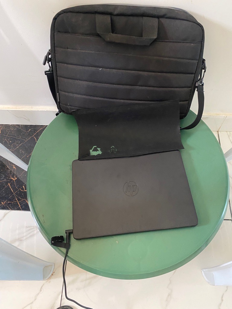 Pc portable hp neuf avec chargeur et sacoche