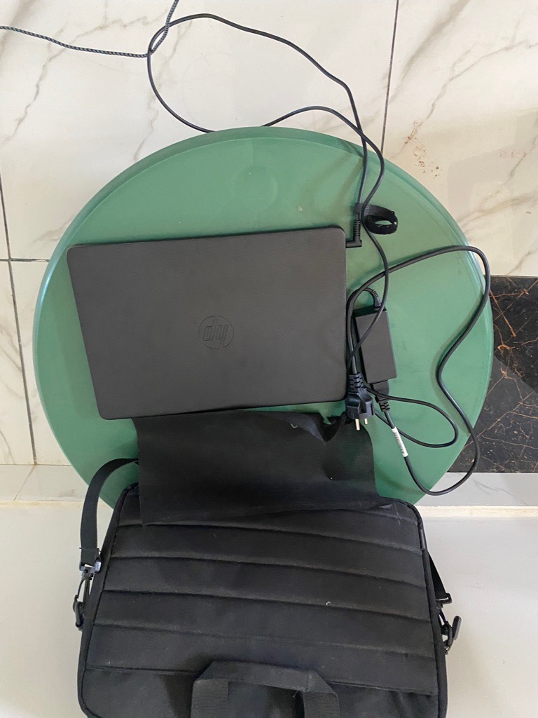 Pc portable hp neuf avec chargeur et sacoche