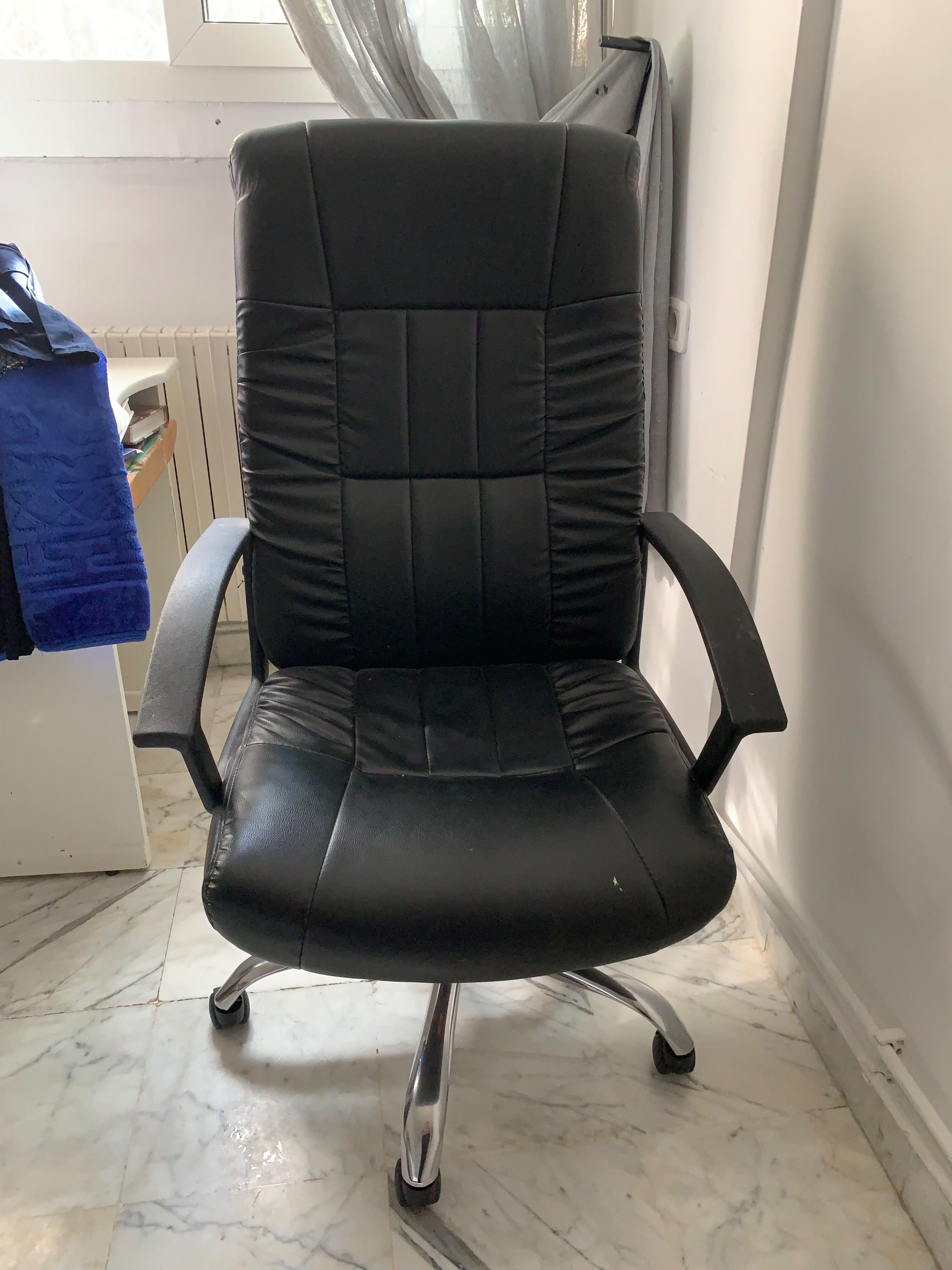 une chaise de bureau noire, confortable et en très bon état.