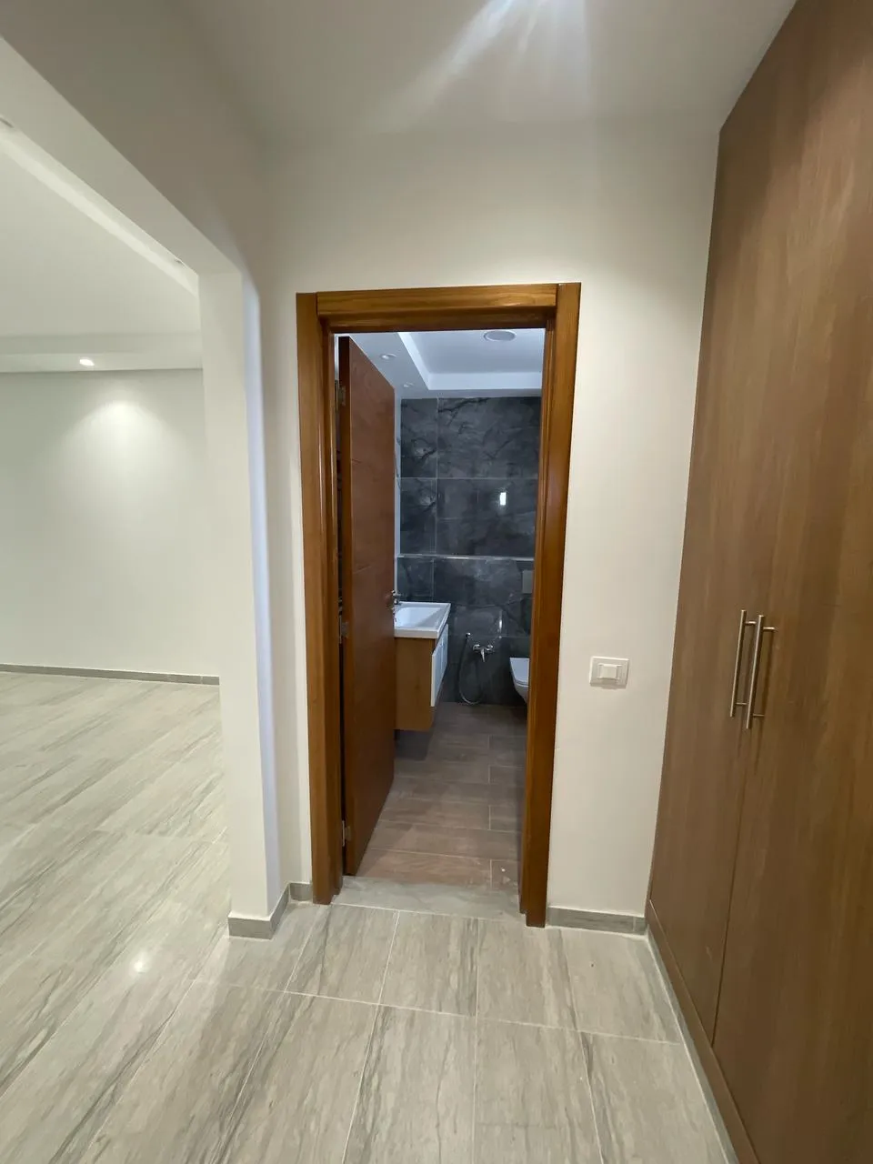 À LOUER | Appartement S+2 Jamais habité avec ( 03 ) Trois Terrasses
