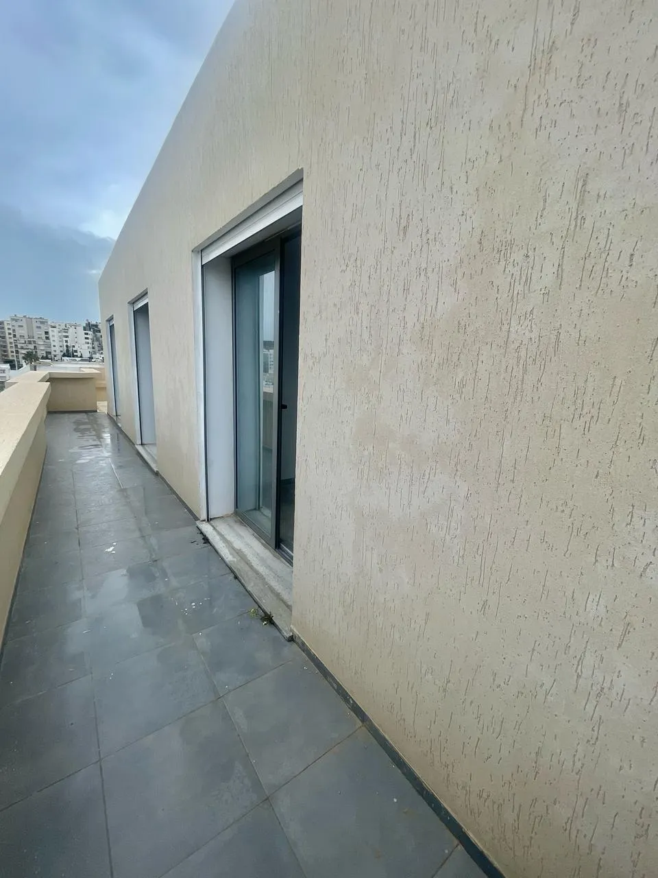 À LOUER | Appartement S+2 Jamais habité avec ( 03 ) Trois Terrasses