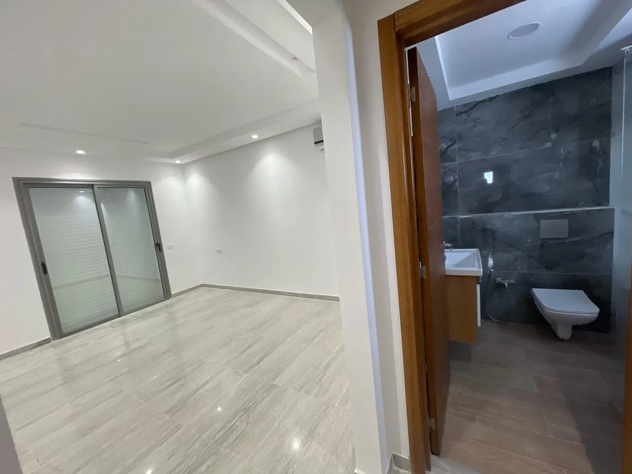 À LOUER | Appartement S+2 Jamais habité avec ( 03 ) Trois Terrasses
