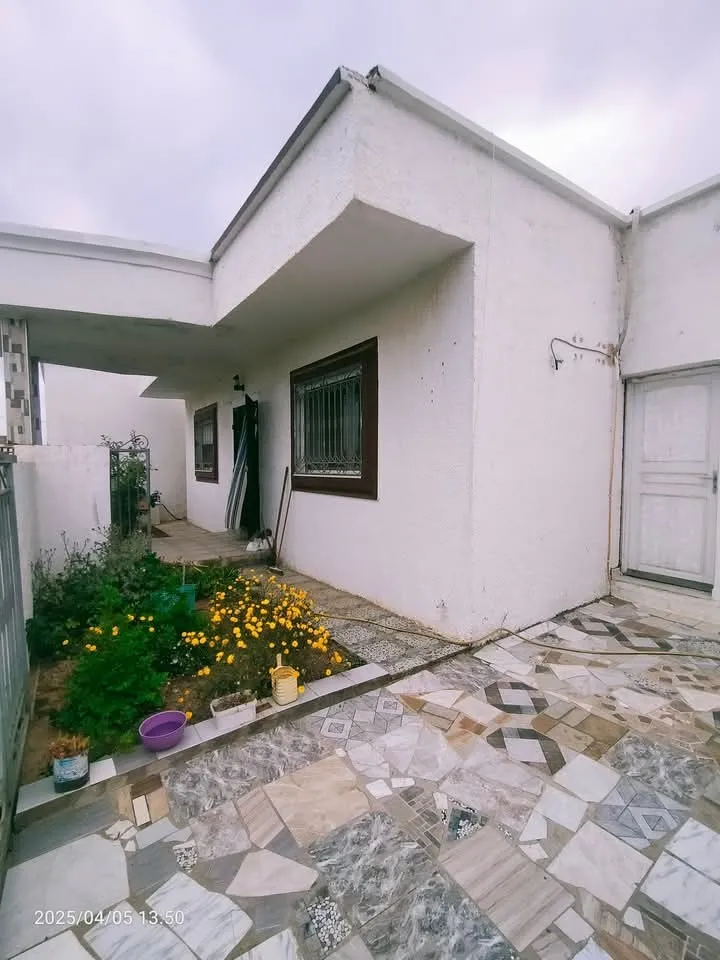 للبيع منزل مع ستوديو في الهوارية طريق الشاطئ 5 دقائق على البحر مستقلين