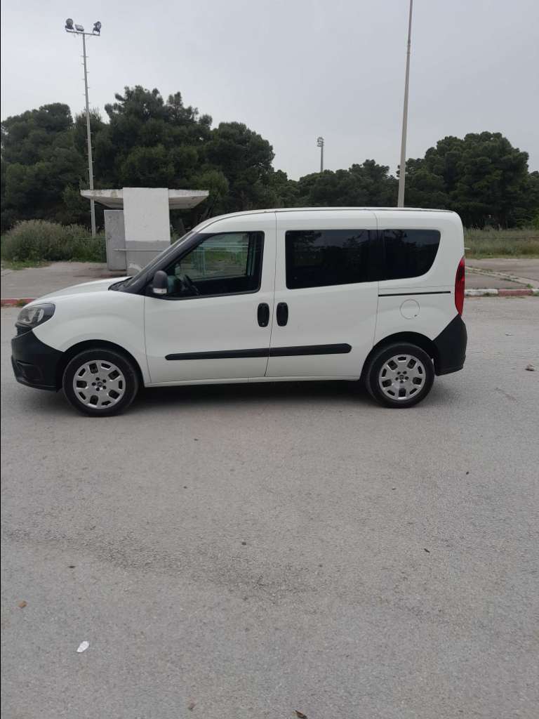 Fiat doblo. Essence. 5 places. 98576500