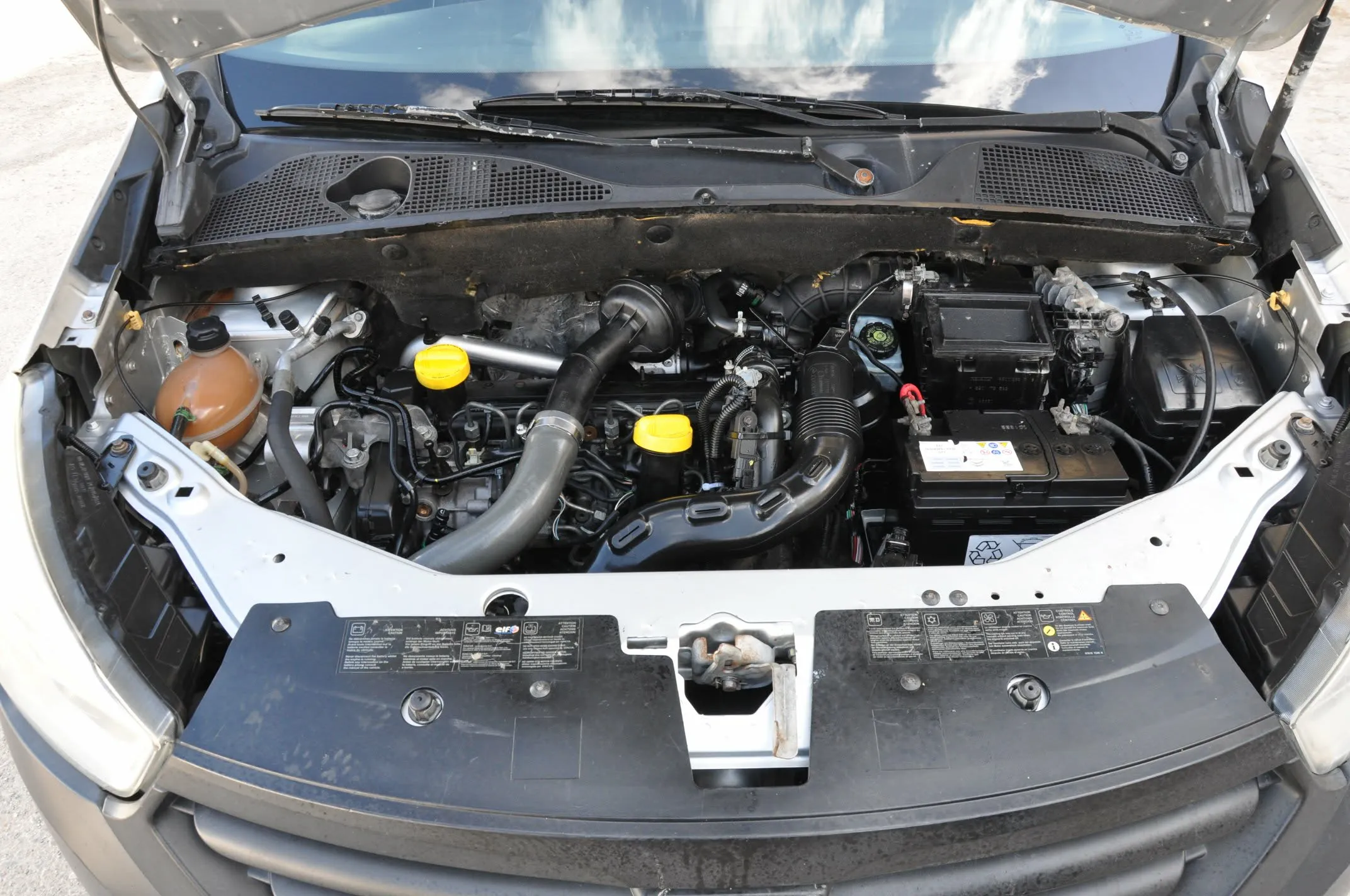 DACIA DOKKER VAN LUX  2 Places Commerciales  TEL : 99.692.623  