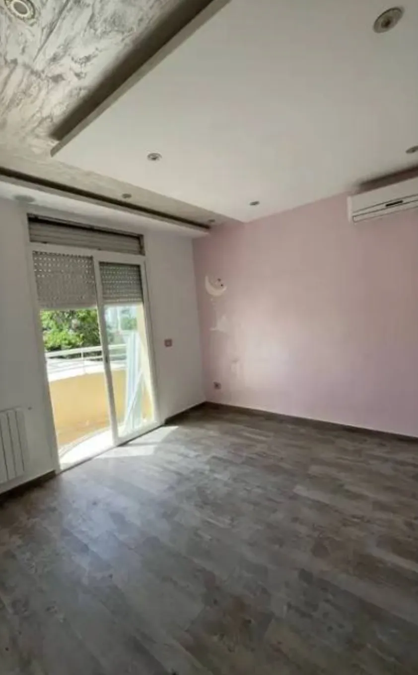 Location S3 vide à La Soukra