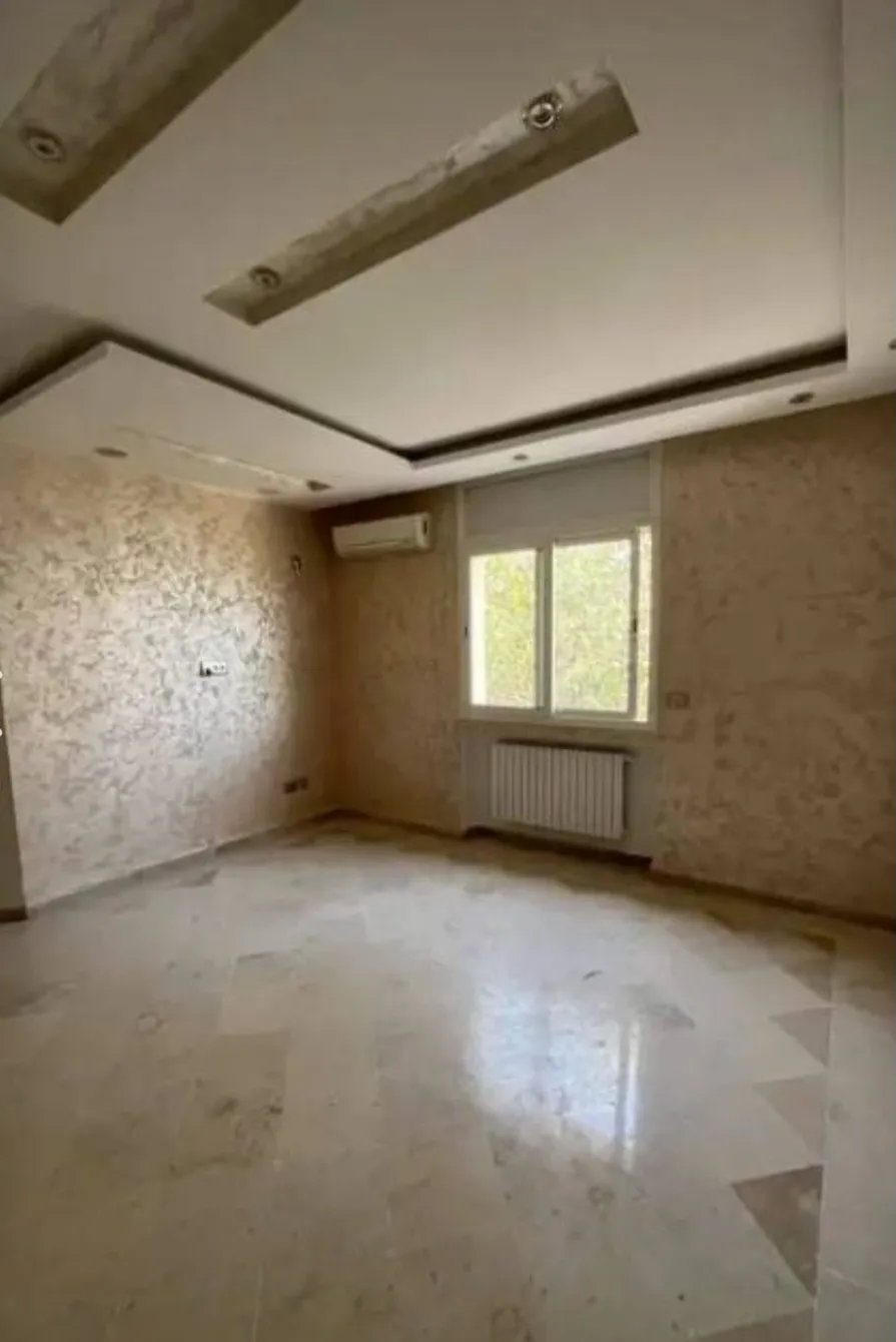 Location S3 vide à La Soukra