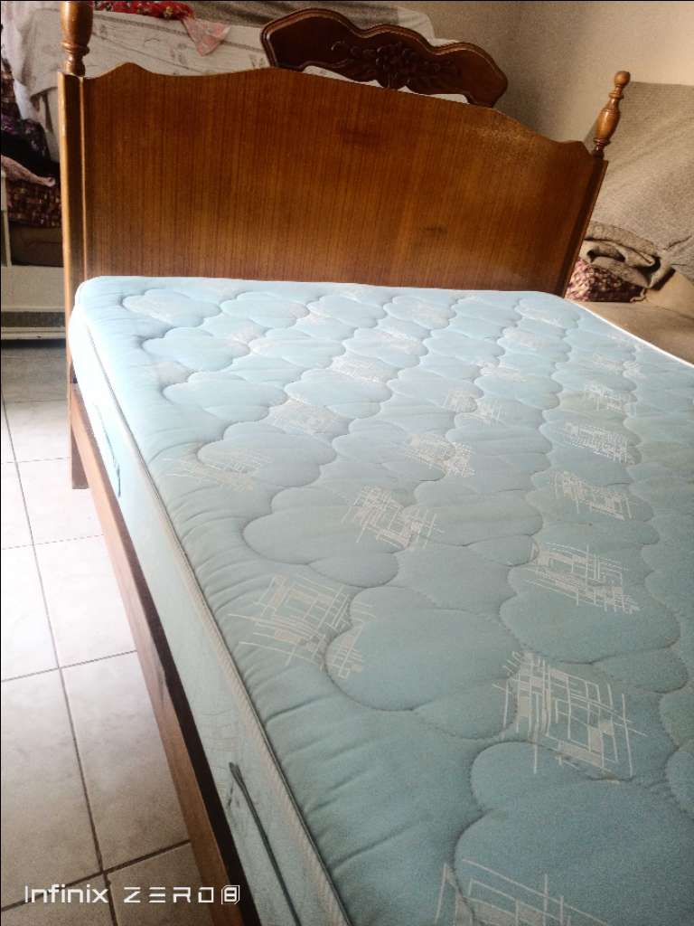 Lit bois rouge + Matelas