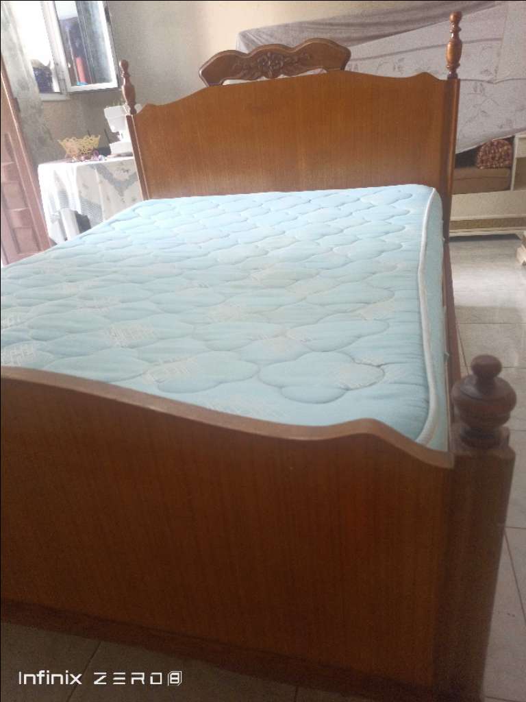 Lit bois rouge + Matelas