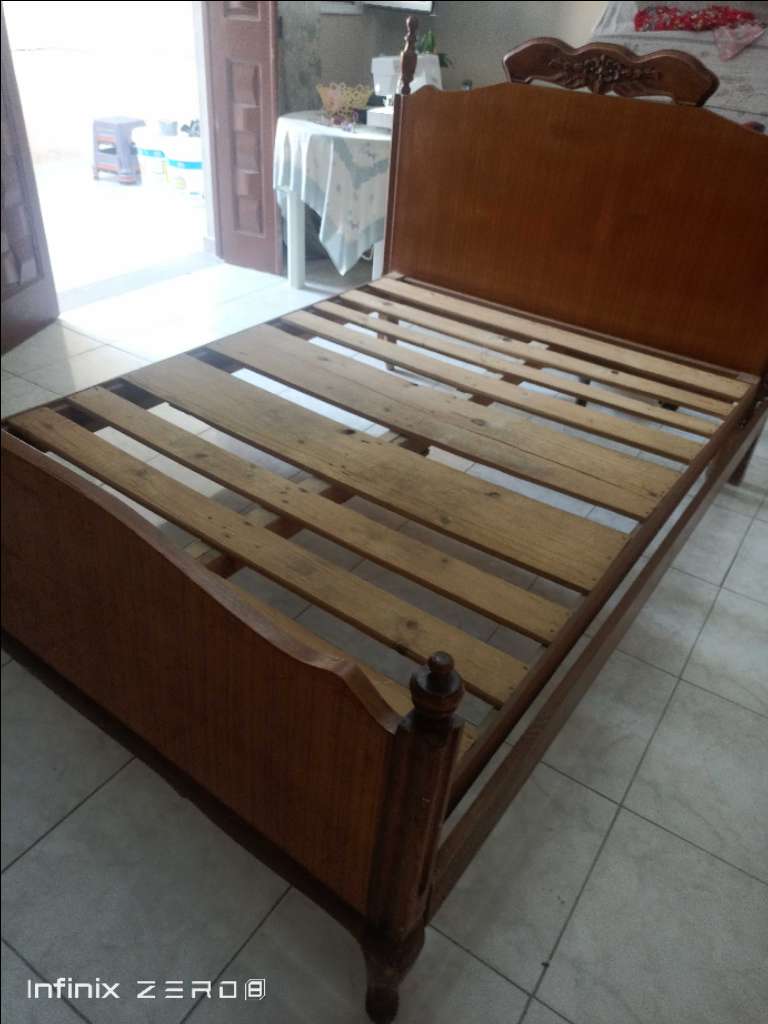 Lit bois rouge + Matelas