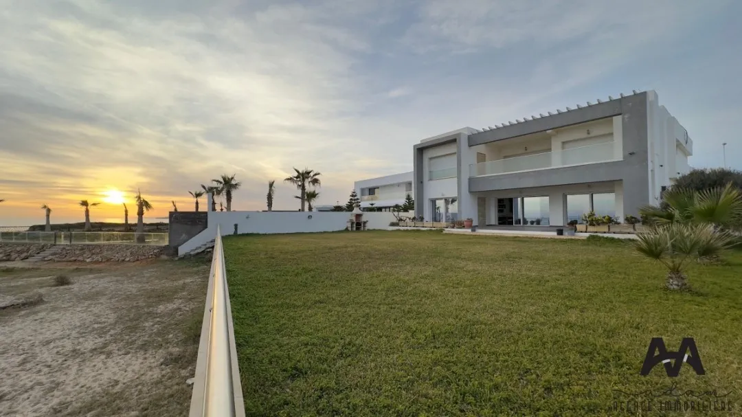 À Vendre | Villa Luxueuse Pieds dans l’Eau – Jinène Beni Khiar