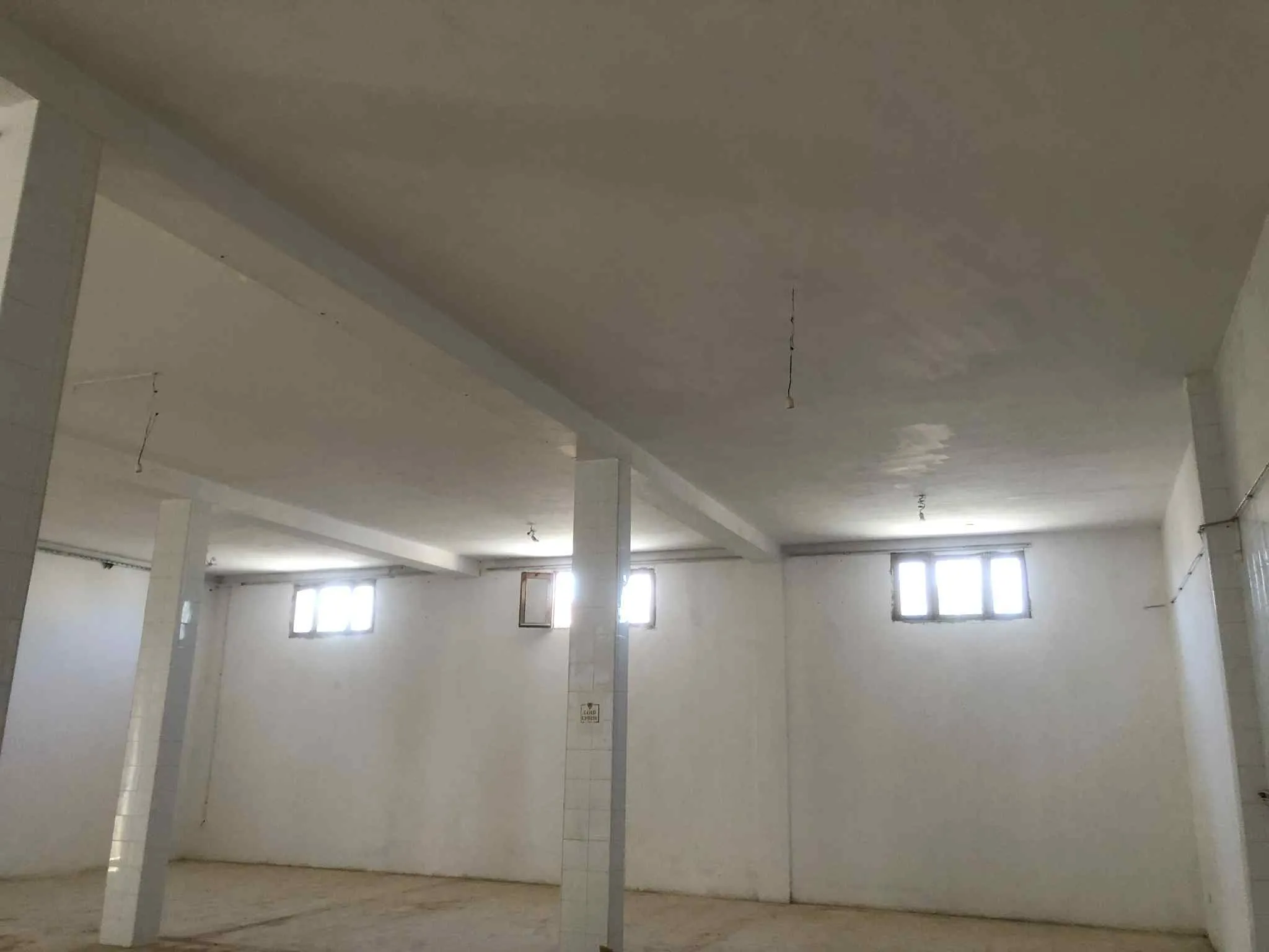 Dépôt 250m² à louer à Sidi Fraj – Carrelé et équipé de sanitaires