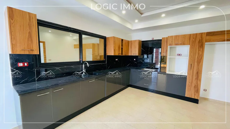 A vendre une luxueuse villa avec piscine S+4 situé à sidi Hamed Hammamet