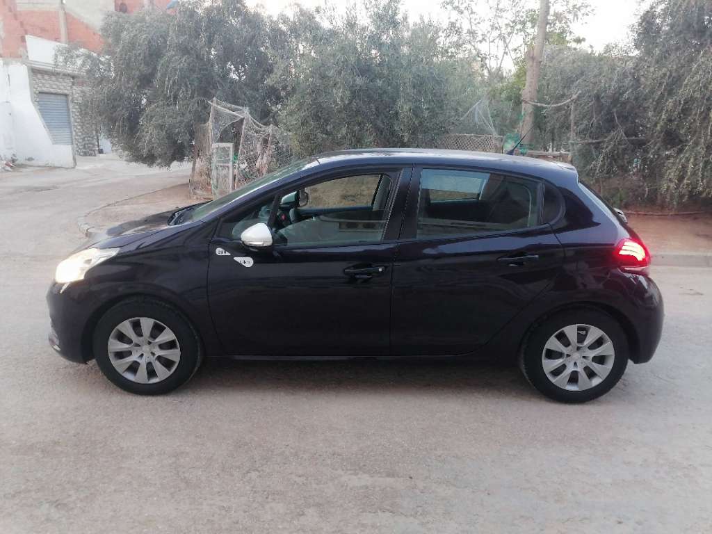 Peugeot 208 Like tout option age 6 ans tel 97307466 /54860724