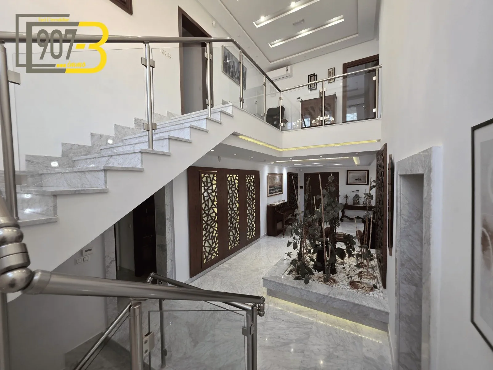 À Louer — Villa S+4 avec Piscine Intérieure à El Menzah 9