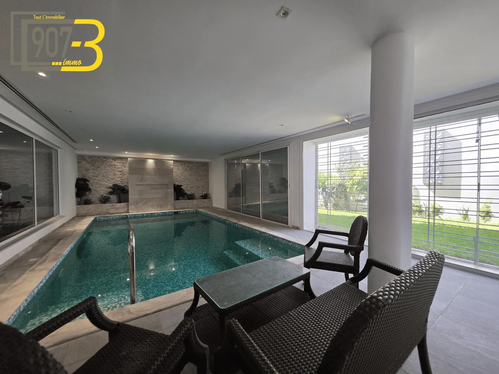 À Louer — Villa S+4 avec Piscine Intérieure à El Menzah 9
