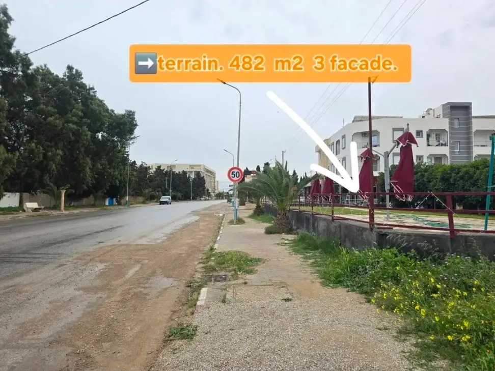 📍 Terrain à Vendre – Chott Mariem 📐 Superficie : 482 m² (3 façades, avec titre individuel 📜) 