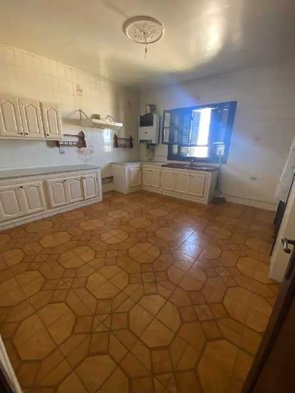  une villa sur 3 niveaux a vendre situé a manzah 9b prés prés  de marché et clinique l'espoir