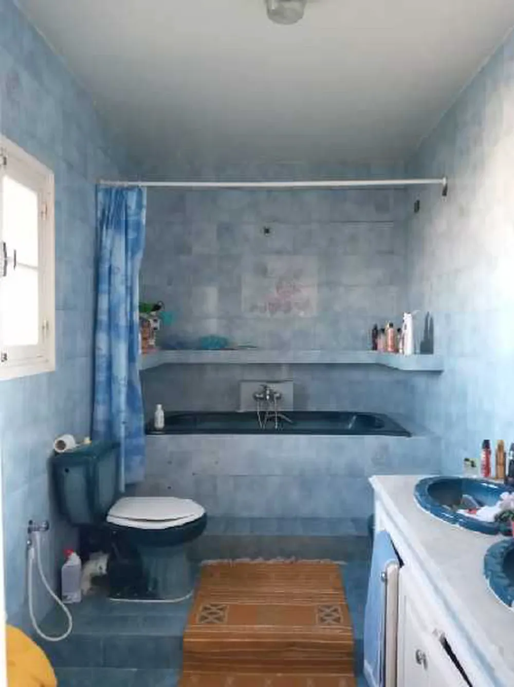  une villa sur 3 niveaux a vendre situé a manzah 9b prés prés  de marché et clinique l'espoir