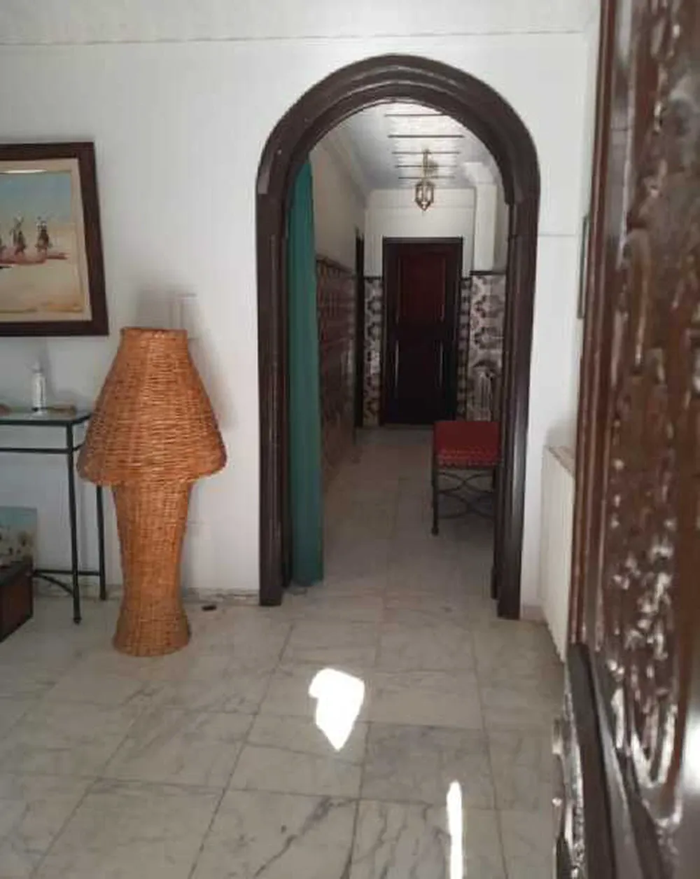  une villa sur 3 niveaux a vendre situé a manzah 9b prés prés  de marché et clinique l'espoir