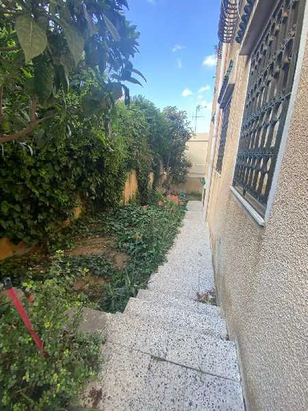  une villa sur 3 niveaux a vendre situé a manzah 9b prés prés  de marché et clinique l'espoir