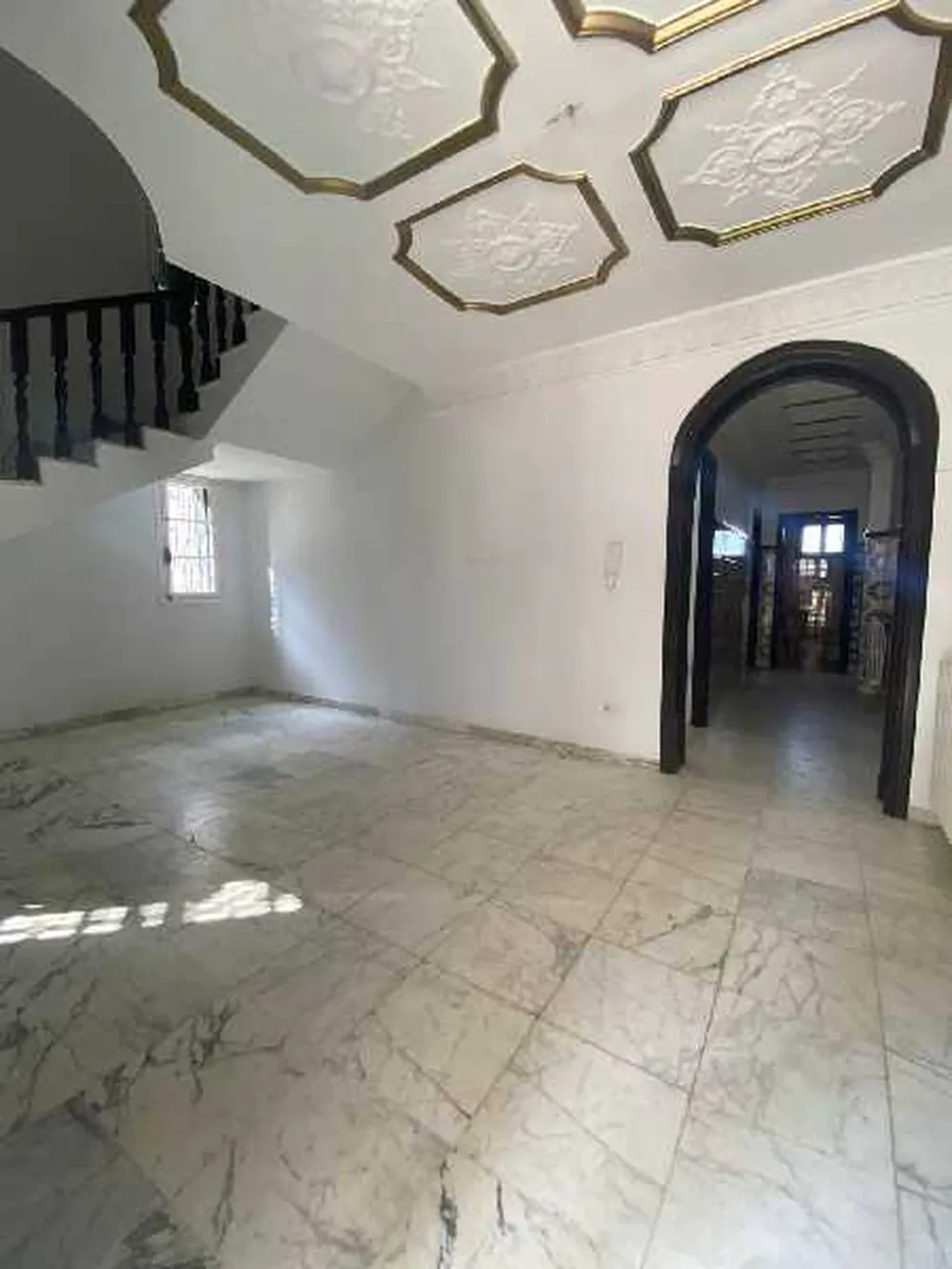  une villa sur 3 niveaux a vendre situé a manzah 9b prés prés  de marché et clinique l'espoir