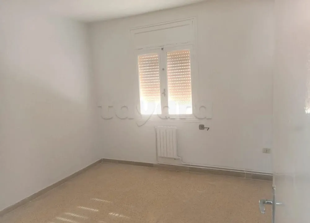 un appartement s+3 au 3éme étage (sans ascenseur) a louer a Manar 2 Prés de Colisée Soula
