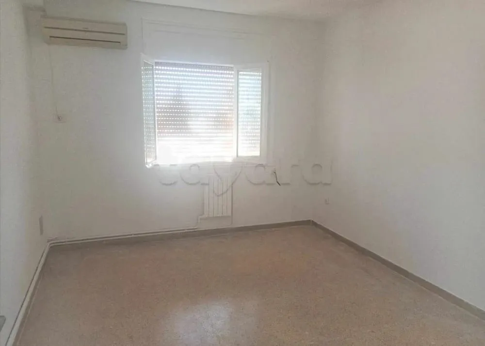 un appartement s+3 au 3éme étage (sans ascenseur) a louer a Manar 2 Prés de Colisée Soula