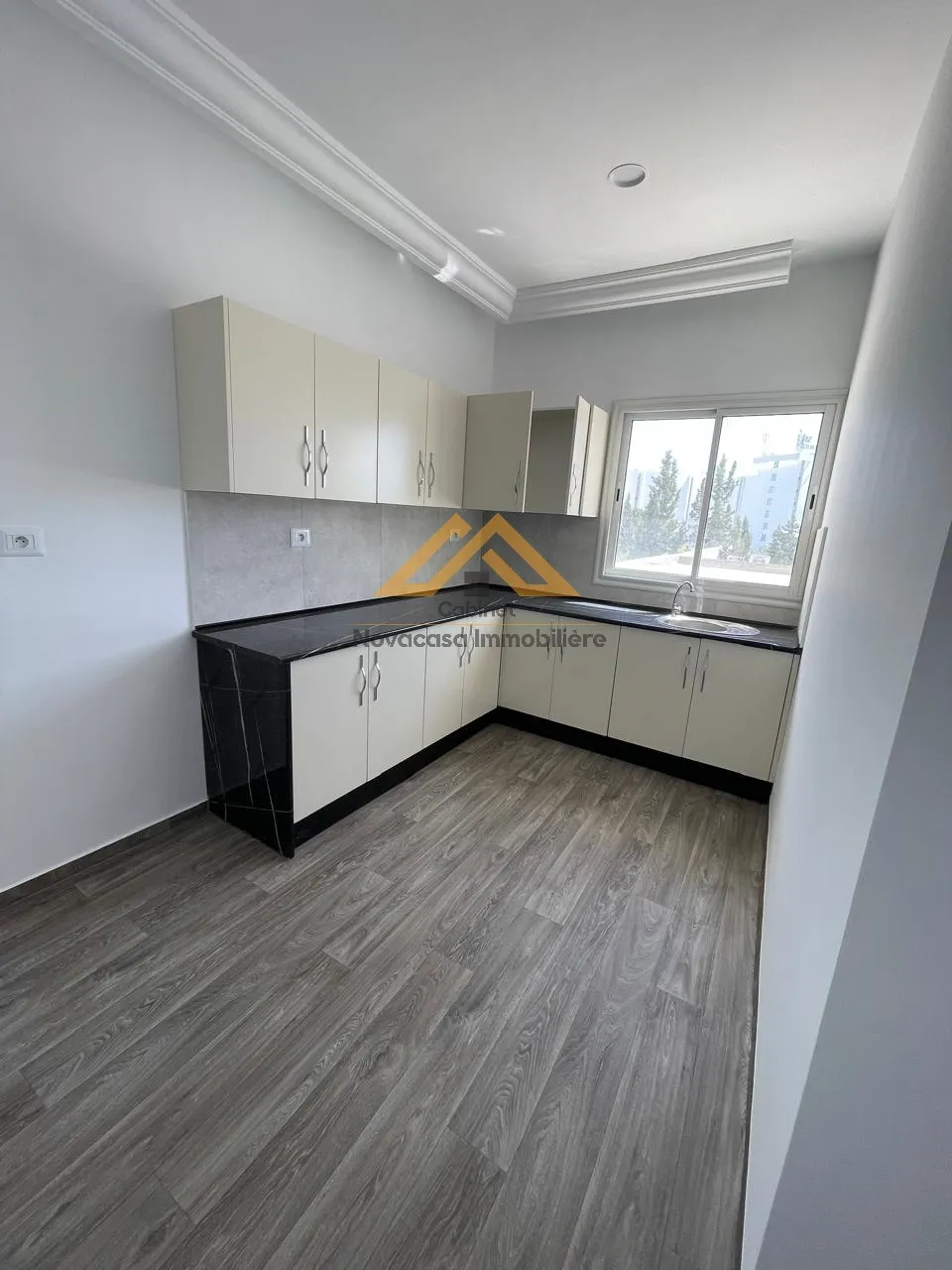 À Louer : Bureau Open Space 130 m² – Zone Touristique Khzema