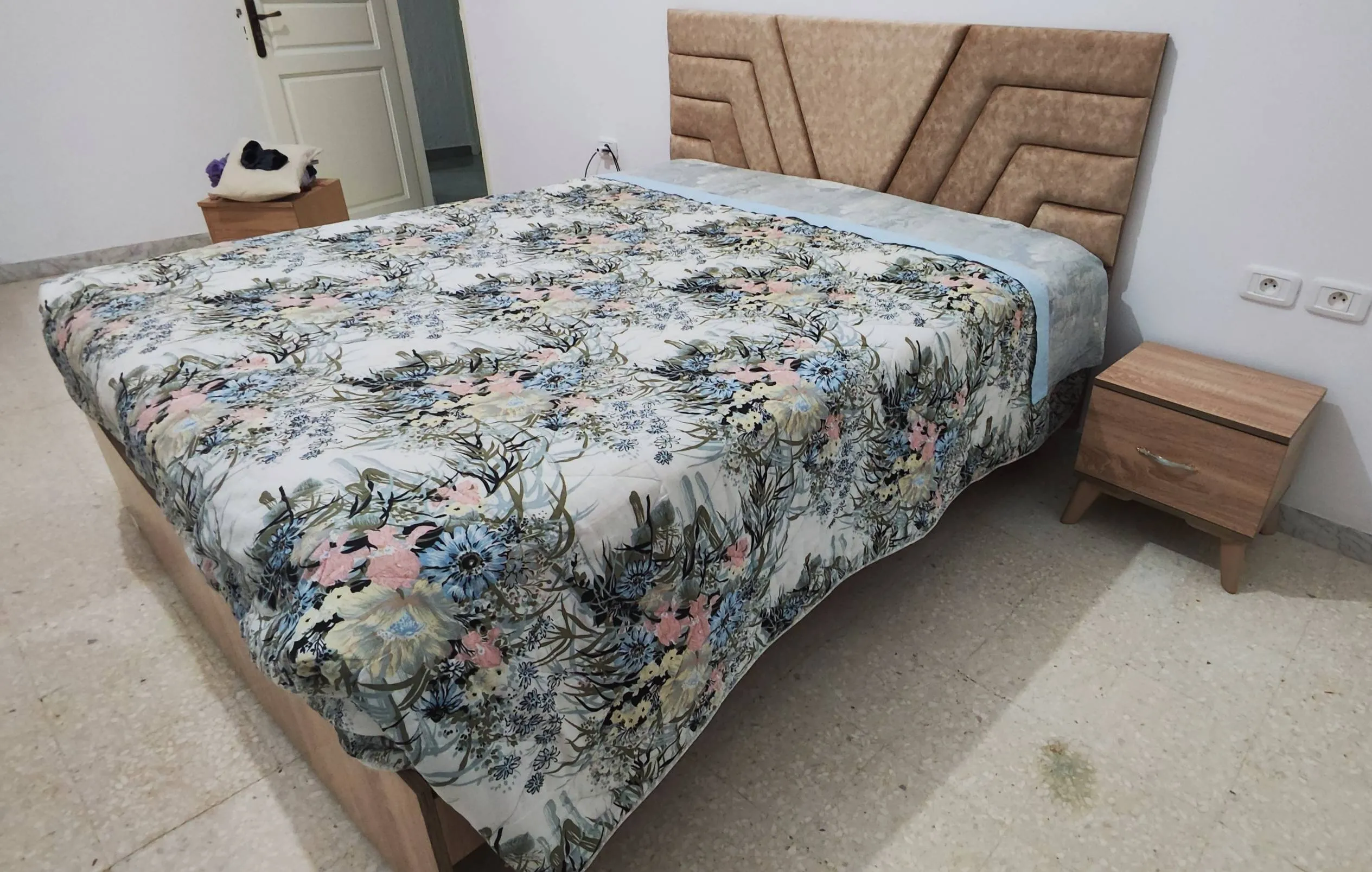 Chambre presque neuve et complète