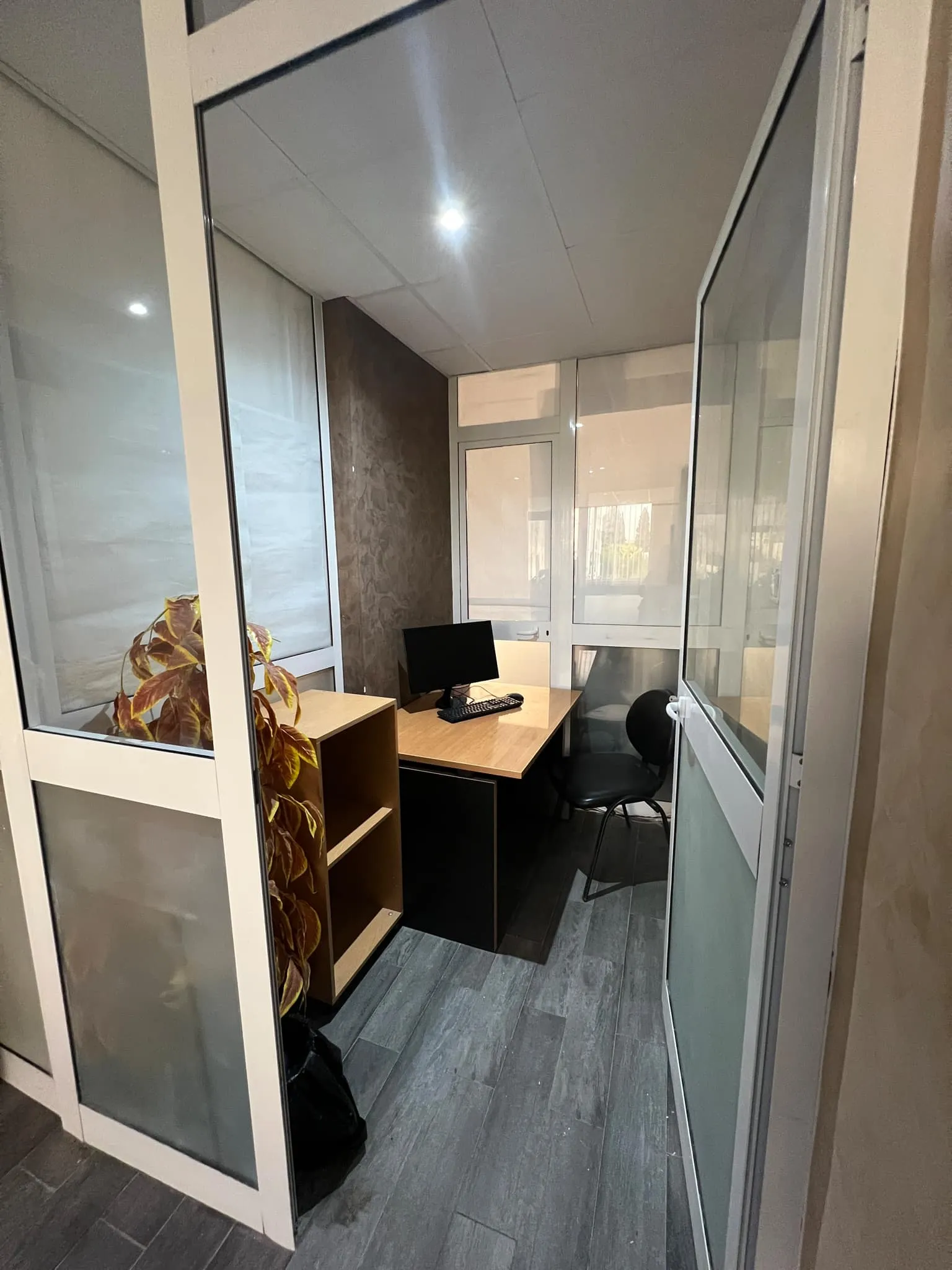 ⭐️ OPPORTUNITÉ À SAISIR – ESPACE DE COWORKING MEUBLÉ IDÉALEMENT SITUÉ ⭐️