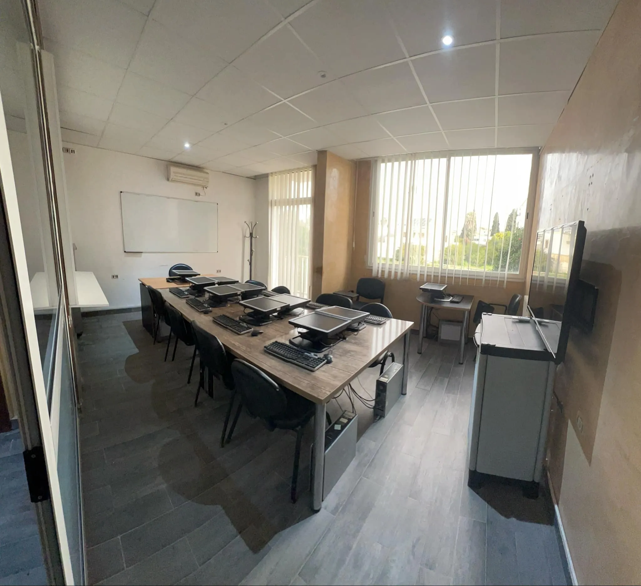 ⭐️ OPPORTUNITÉ À SAISIR – ESPACE DE COWORKING MEUBLÉ IDÉALEMENT SITUÉ ⭐️