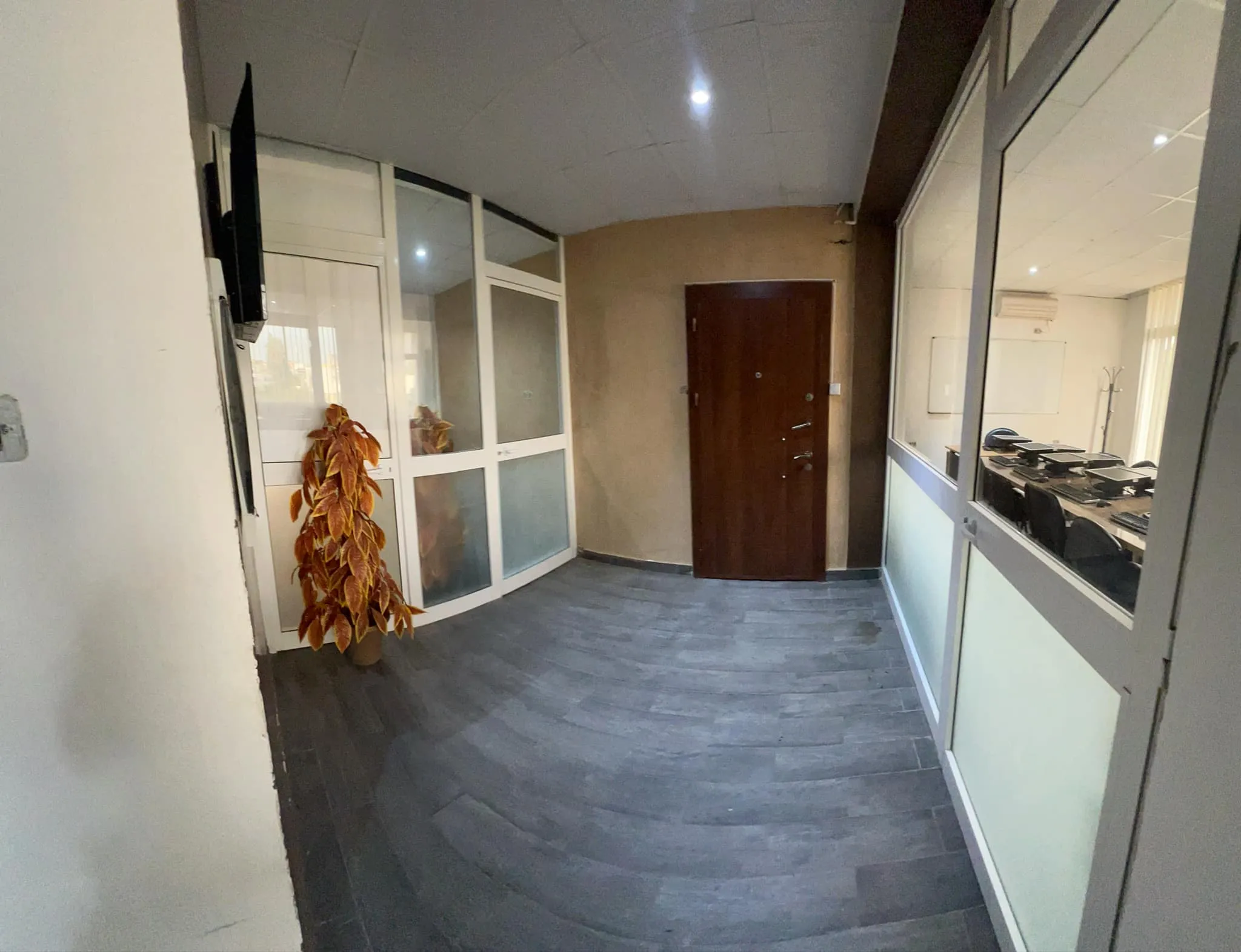 ⭐️ OPPORTUNITÉ À SAISIR – ESPACE DE COWORKING MEUBLÉ IDÉALEMENT SITUÉ ⭐️