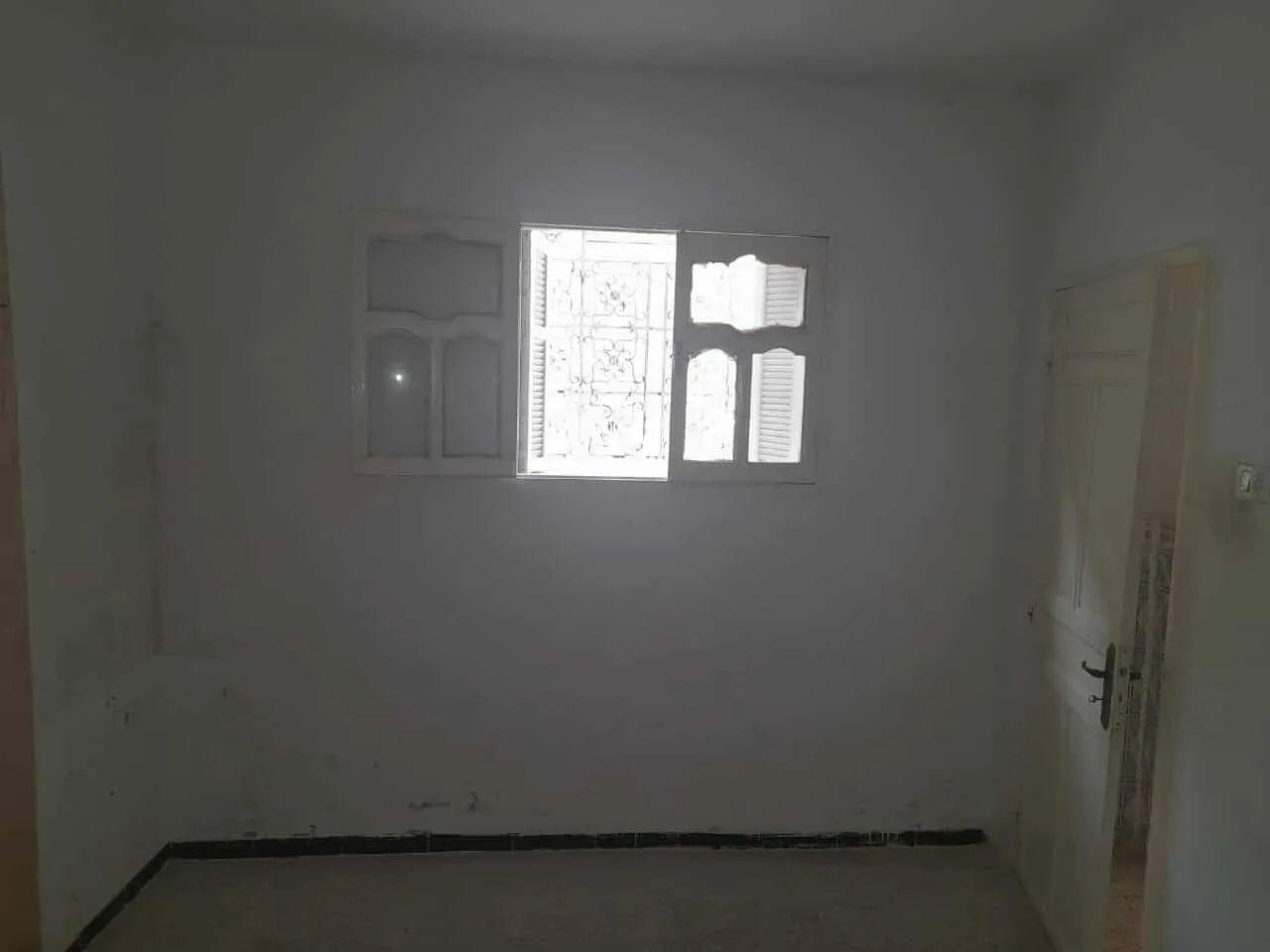 un studio s+1 vide au rdc a louer situé a Bardo prés de l'artisanat