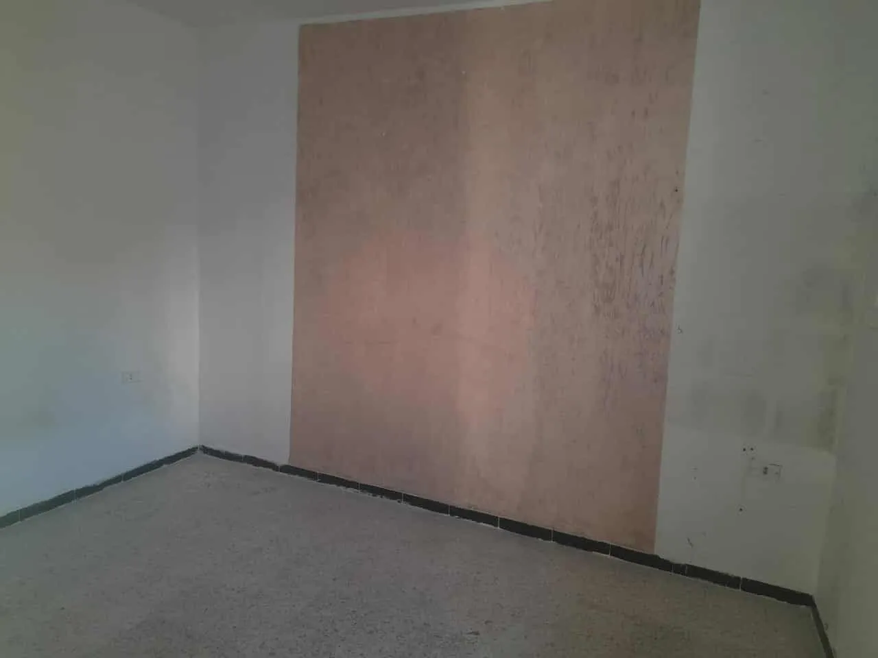 un studio s+1 vide au rdc a louer situé a Bardo prés de l'artisanat