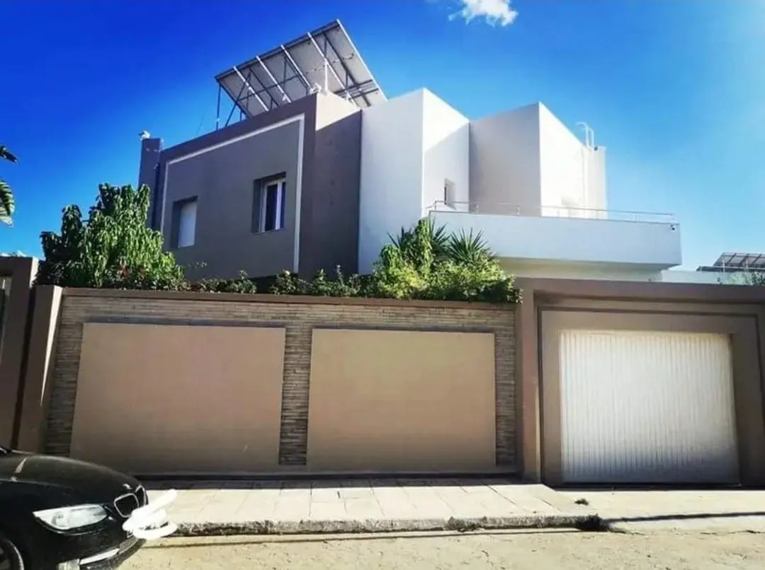 ✨À VENDRE: EXCLUSIVITE à Kantaoui – Villa Titré, Luxe avec Piscine, Jardin & Garage