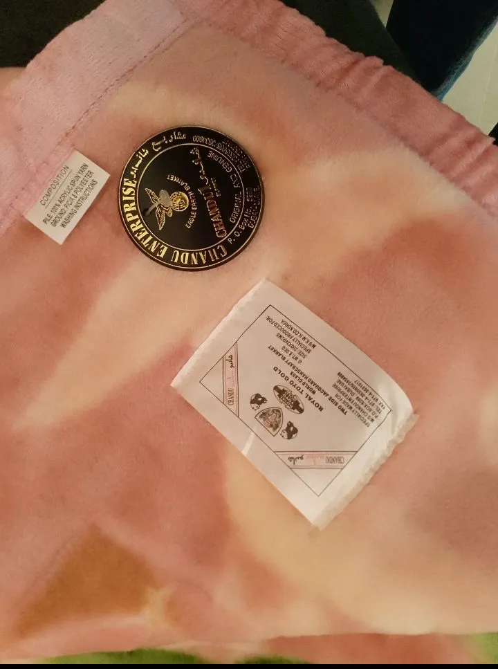 Couverture royal toyo gold chandu محفرة من جيهتين neuve