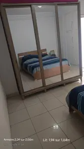 Belle grande armoire., ainsi qu'un grand lit.